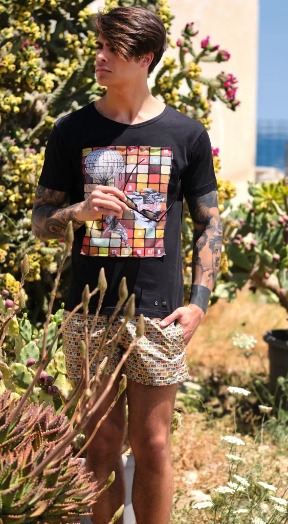 Costume da Bagno Giallo Fantasia Musicassetta abbinato a Tshirt Nera fantasia fashion is a rebus